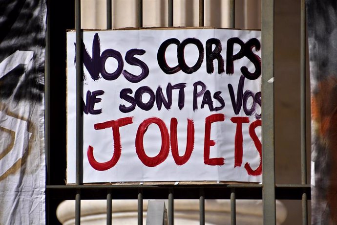 Archivo - Imagen de una pancarta en la que se puede leer "nuestros cuerpos no son vuestros juguetes" durante una protesta contra la violencia machista en Francia a raíz del caso de Gisèle Pelicot.