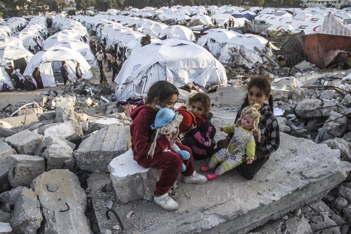 Niños palestinos en un campamento de desplazados en la ciudad de Gaza, en el norte de la Franja de Gaza (archivo)