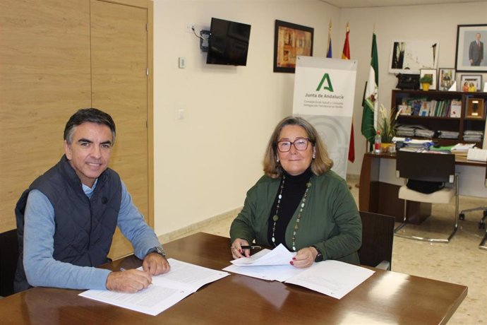 La delegada territorial de Salud y Consumo en Sevilla, Regina Serrano junto al responsable del Servicio de Consumo, Damián Roldán.