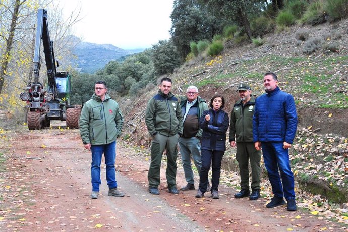 El delegado territorial de Sostenibilidad de la Junta en Granada, Manuel Francisco García, primero por la derecha en la imagen visita la intervención en el entorno del río Fardes, en el Parque Natural Sierra de Huétor