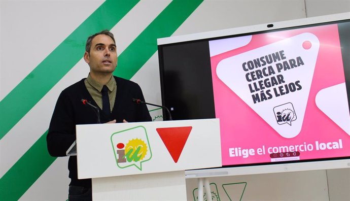 El coordinador general de IU Andalucía y diputado en el Congreso, Toni Valero, en rueda de prensa