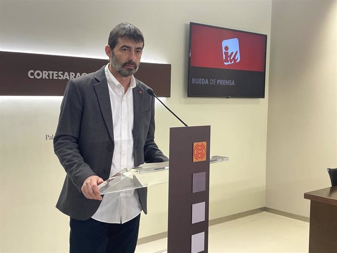 Archivo - El diputado de IU Aragón, Álvaro Sanz.