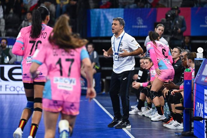 El seleccionador nacional, Ambros Martín, durante un partido con la seleeción.