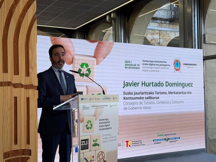 El consejero de Turismo, Comercio y Consumo, Javier Hurtado, en Zumarraga