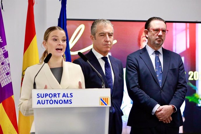 La presidenta del Govern, Marga Prohens, en la rueda de prensa de presentación de las nuevas convocatorias de ayudas para autónomos.