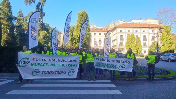 Manifestación de mutualistas de Muface organizada por CSIF en Oviedo.