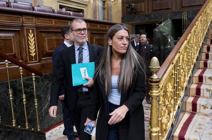 El diputado de Junts Josep Maria Cruset y la portavoz de Junts en el Congreso, Miriam Nogueras, llegan a una sesión plenaria, a 12 de diciembre de 2024, en Madrid (España). 