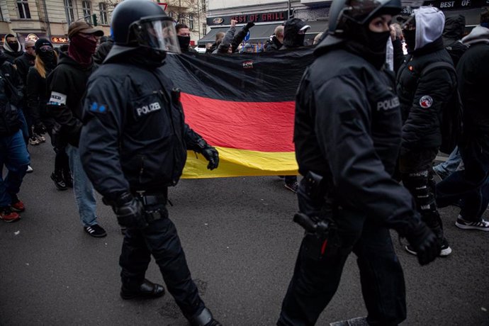 Agentes de Policía de Alemania vigilando una manifestación ultraderechista