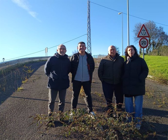 Los concejales de IU-Convocatoria por Oviedo Gaspar Llamazares y Cristina Pontón en el antiguo enlace de la AS-II en La Corredoria junto a dos vecinos.