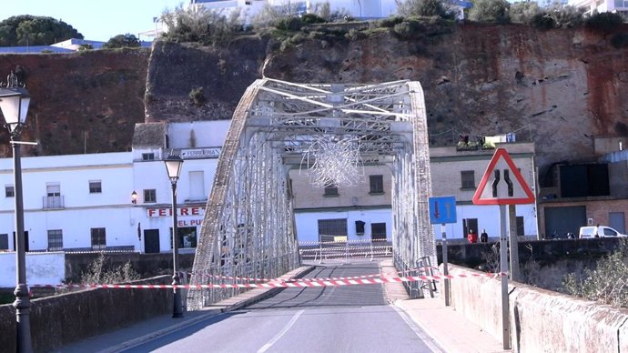 Puente de San Miguel en Arcos, cerrado al tráfico tras sufrir un daño estructural.