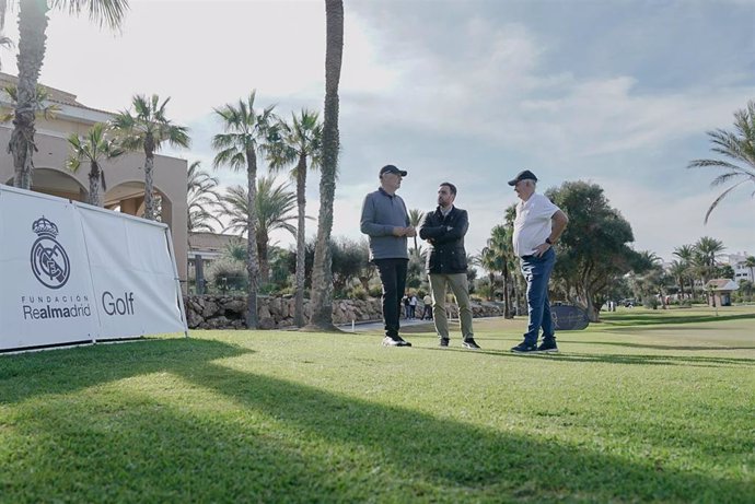 Los exfutbolistas del Real Madrid Ricardo Gallego y Ulrich Stielike, junto al diputado provincial de Almería de Promoción Agroalimentaria, Comercio y Consumo, Carlos Sánchez.