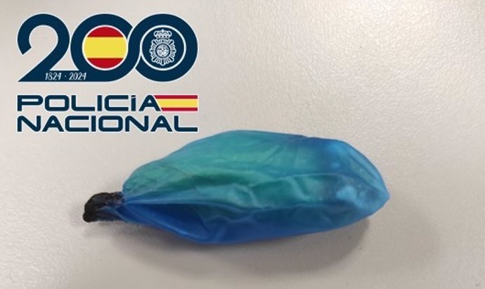 Uno de los supositorios con cocaína intervenidos a la detenida