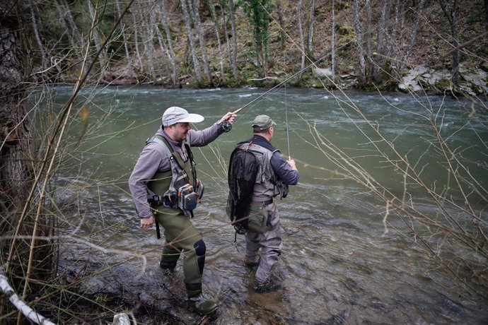 Archivo - Dos hombres pescan en el río Navia, a 17 de marzo de 2024, en Cervantes, Lugo, Galicia (España). Hoy ha comenzado la temporada de pesca fluvial.