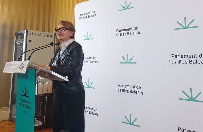 La portavoz parlamentaria adjunta del PP, Marga Durán, en rueda de prensa