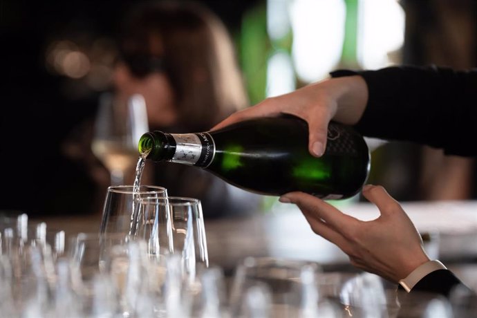 Archivo - Una mujer sirve una copa de vino, 21 de febrero de 2024, en Barcelona, Catalunya (España).