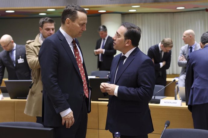 El ministro de Asuntos Exteriores, Unión Europea y Cooperación, José Manuel Albares, y su homólogo de Polonia, Radoslaw Sikorski, conversan durante el Consejo de Asuntos Exteriores en Bruselas