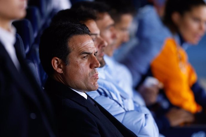 El entrenador del Real Madrid femenino, Alberto Toril, ante el FC Barcelona.