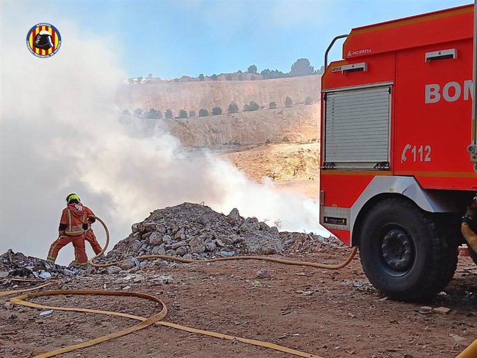 Bomberos trabajando en la zona del incendio