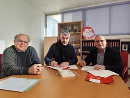 El secretario general de UGT Andalucía, Oskar Martín, y el secretario general de UcaUce, Juan Moreno, firman un acuerdo de colaboración.