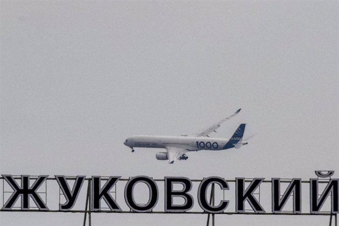 Archivo - Un avión en las inmediaciones del aeropuerto de Zukovski, al sureste de Moscú