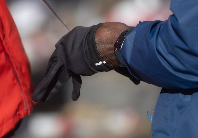 Un hombre se pone unos guantes