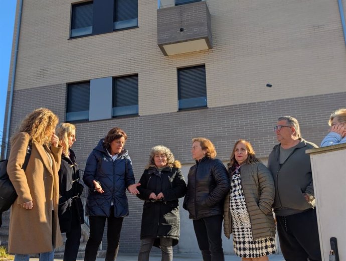 Las diputadas del PP Susana Fernández y Beatriz Polledo conversan con vecinos del barrio de Pumarabule, en Siero.