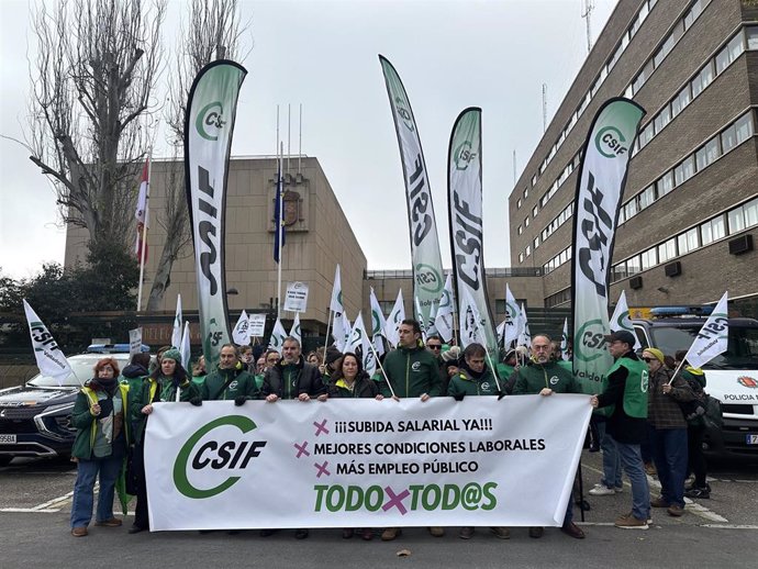 Concentración convocada por CSIF frente a la Subdelegación del Gobierno en Valladolid para reclamar mejoras laborales y la permanencia de Muface.