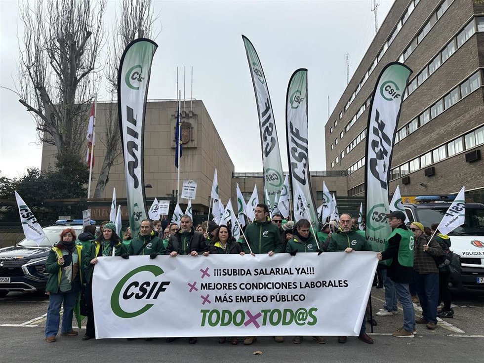 Concentración convocada por CSIF frente a la Subdelegación del Gobierno en Valladolid para reclamar mejoras laborales y la permanencia de Muface.