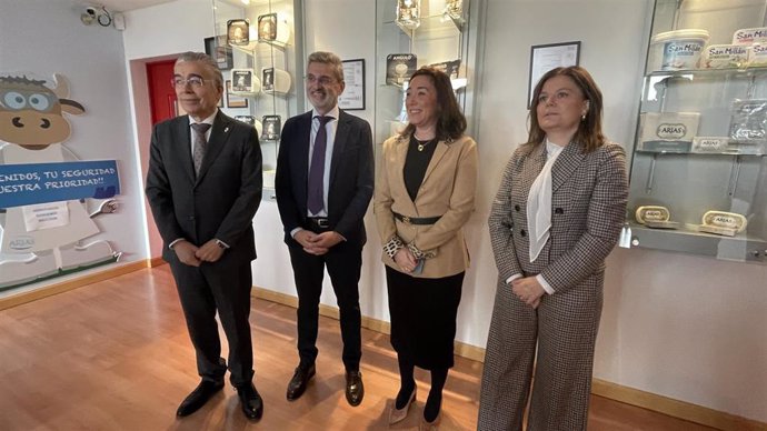 La consejera de Agricultura y el director general de Mantequerías Arias, en el centro, durante la visita a la planta de Burgos.