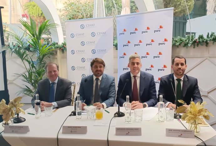 El presidente de la Confederación Española de Hoteles y Alojamientos Turísticos (Cehat), Jorge Marichal, entre otros, en la presentación de una nueva edición del informe 'Smart Observatory', elaborado junto a PwC.