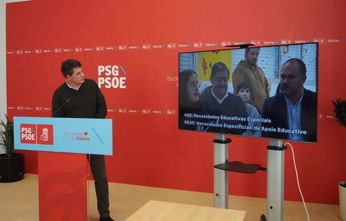 El secretario xeral del PSdeG, José Ramón Gómez Besteiro, en la proyección del video de reunión con madres y padres del CEIP Bergantiños