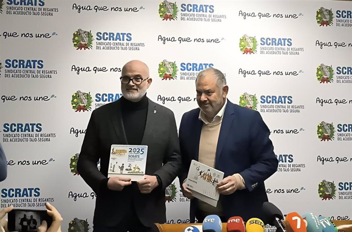 El humorista gráfico José Manuel Puebla y el presidente del Scrats, Lucas Jiménez, en la presentación del calendario de 2025