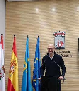 El presidente de Divertia Gijón, Óliver Suárez, en rueda de prensa en el Consistorio gijonés.