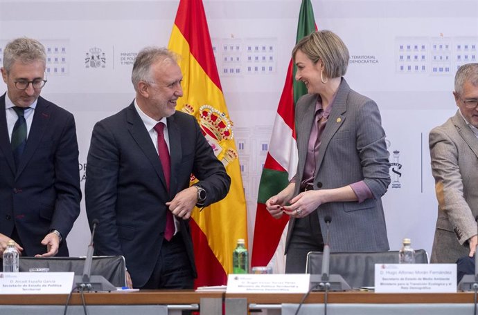 El ministro de Política Territorial, Ángel Víctor Torres, y la consejera de Gobernanza, Administración Digital y Autogobierno del País Vasco, Maria Ubarretxena, durante la reunión de la Comisión Mixta de Transferencias entre el Estado y el País Vasco, a 1