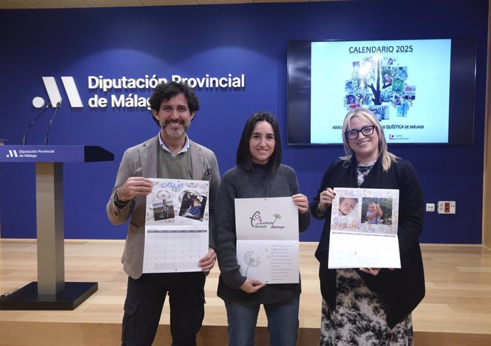 El diputado de Centros Asistenciales, Tercer Sector y Cooperación Internacional, Francisco José Martín, junto a la vicepresidenta de la Asociación Fibrosis Quística de Málaga, Laura Baños, en la presentación del calendario solidario.