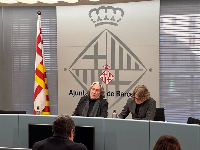 El concejal de Cultura de Barcelona, Xavier Marcé, y el del distrito de Sant Martí, David Escudé, en rueda de prensa este lunes en el Ayuntamiento de Barcelona