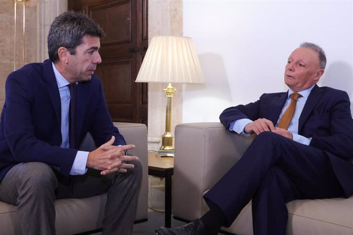 El presidente de la Generalitat, Carlos Mazón, se reúne con el presidente de la CEV, Salvador Navarro