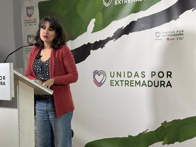 La portavoz de Unidas por Extremadura, Irene de Miguel, en rueda de prensa