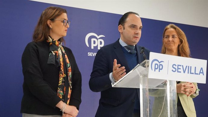 El diputado nacional del PP de Sevilla y portavoz de la comisión de Sanidad en el Congreso, Rafael Belmonte; junto a la vicesecretaria de Educación, Sanidad y Deporte  de Sevilla, Gloria Guillén; y  la diputada nacional, Sol Cruz-Guzmán.