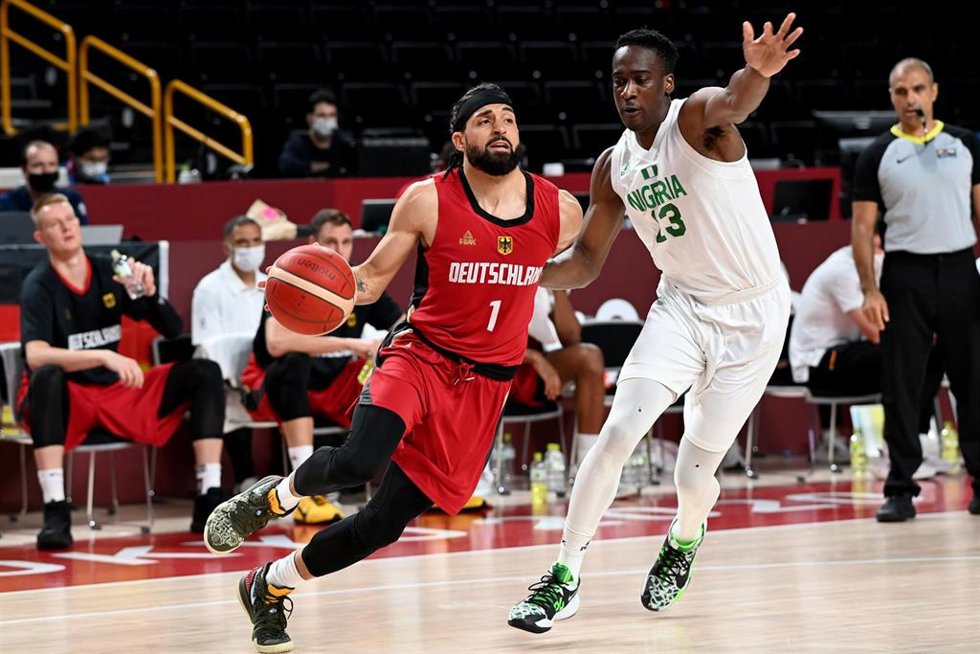 Archivo - 28 July 2021, Japan, Saitama: Germany's Joshiko Saibou (L) in action against Nigeria's Miye Oni during the Men's Preliminary Round Group B basketball match between Nigeria and Germany at Saitama Super Arena, part of the Tokyo 2020 Olympic Game
