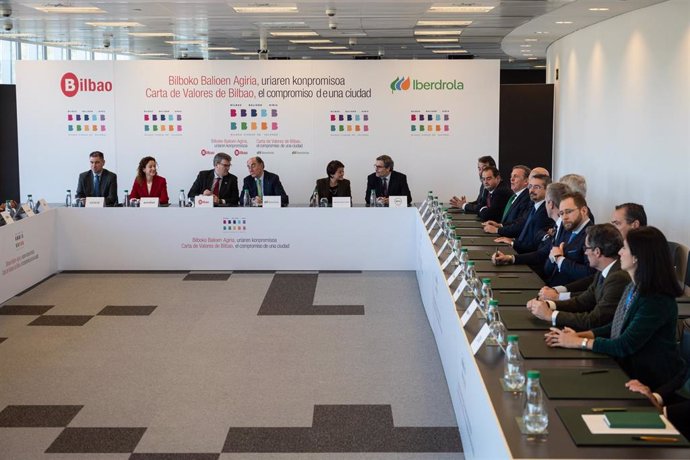 El alcalde de Bilbao, Juan Mari Aburto (3i) y el presidente de Iberdrola, Ignacio Sánchez Galán (4i), durante la firma de la Carta de Valores de Bilbao, en Torre Iberdrola, a 16 de diciembre de 2024, en Bilbao.