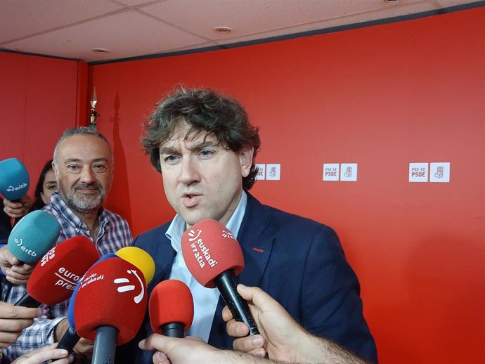 Archivo - El secretario general del PSE-EE, Eneko Andueza, en declaraciones a los medios en la sede del PSE-EE en Bilbao.