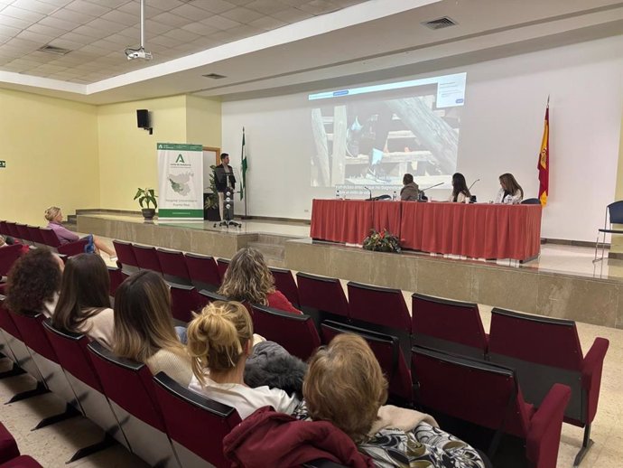 Mesa redonda sobre ejercicio físico y cáncer celebrada en el Hospital Universitario de Puerto Real (Cádiz).