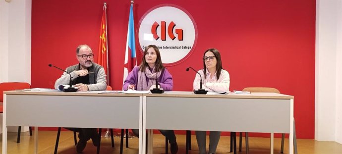 El secretario nacional de CIG-Ensino, Suso Bermello; la responsable de Área Pública de la CIG, Laura Arrojo; y Lucía Perón, de la Ejecutiva de CIG-Saúde; en rueda de prensa este lunes