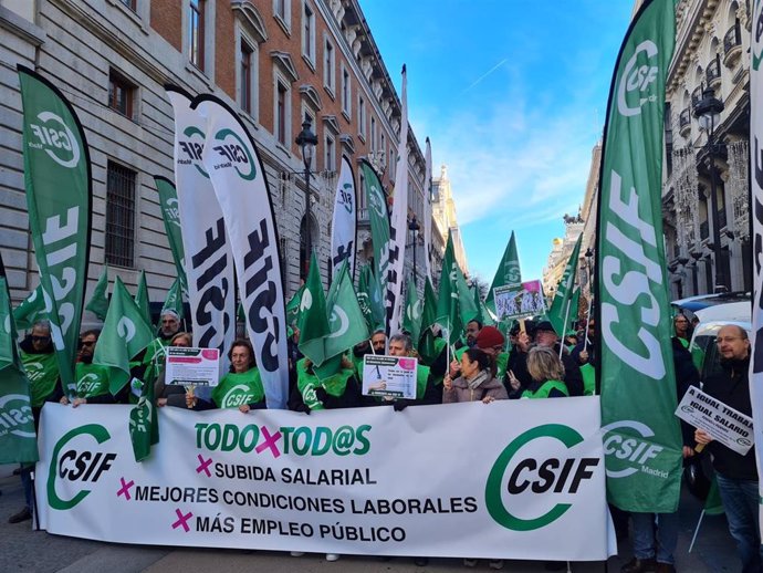 Manifestación de CSIF por mejoras salariales y de condiciones laborales en el Ministerio de Hacienda, Madrid, a 16 de diciembre de 2024.