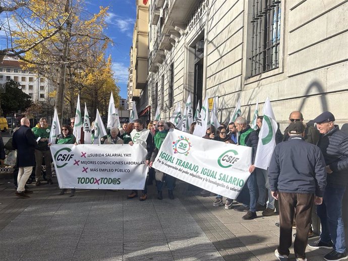 Funcionarios de la Administración General del Estado se concentran en Santander.