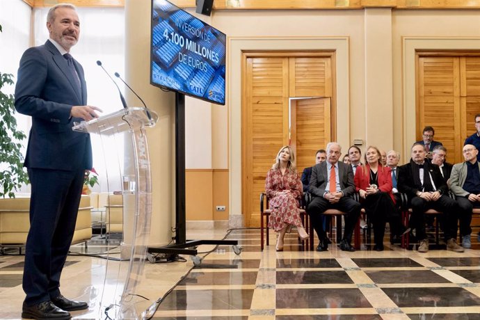 Representantes de los agentes sociales escuchan al presidente del Gobierno de Aragón, Jorge Azcón.