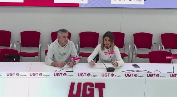 La secretaria de Educación de UGT Aragón Servicios Públicos, Medea Gracia, junto al responsable de Educación pública de UGT Aragón y profesor técnico de FP, Manuel Soriano, en la presentación del informe 'Lo que no se dice de la FP en Agón', este lunes