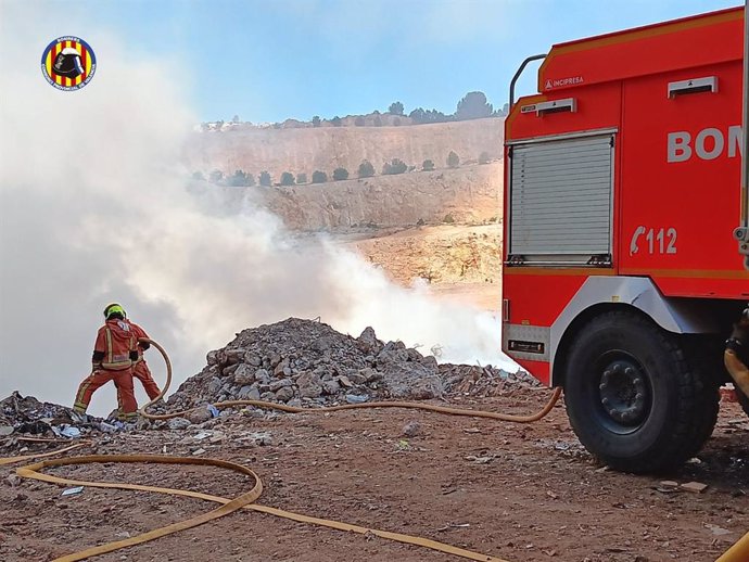 Bombers treballant en la zona de l'incendi