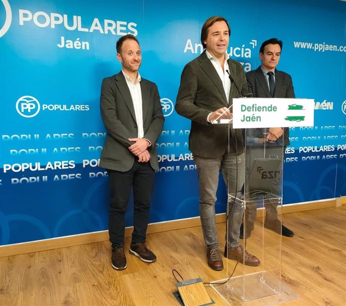 Antonio Repullo, en rueda de prensa junto a Erik Domínguez y Agustín Domínguez.